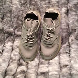 ❤️Vince Camuto Grey laced Sneakers Women's